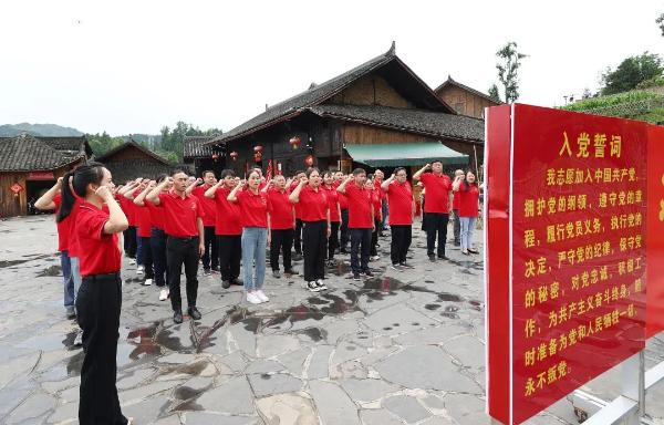 湘西民族职业技术学院全体党员赴十八洞村  开展“学思践悟新思想 踔厉奋进新征程”红色教育活动